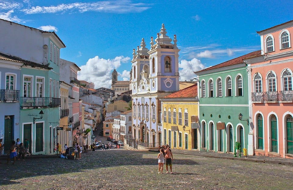 Una piazza del centro storico di Salvador de Bahia, in Brasile, con le sue caratteristiche facciate color pastello