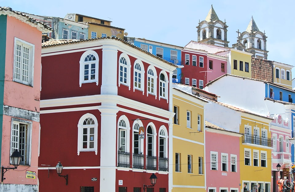 Vista su alcuni caratteristici edifici colorati del quartiere Pelourinho di Salvador de Bahia, in Brasile