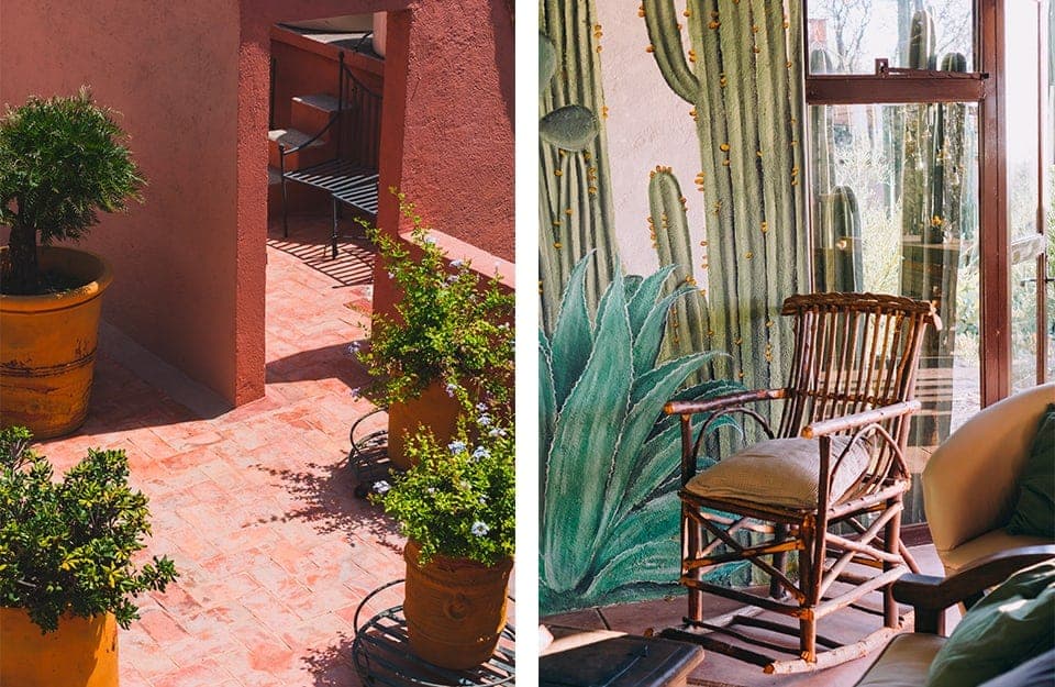 A sinistra, l'esterno di una tipica casa tradizionale messicana sui toni del rosso e del rosa. A destra, dettaglio di una luminosa stanza con grande portafinestra, sedia artigianale in legno e parete decorata con carta da parati con su stampati dei cactus