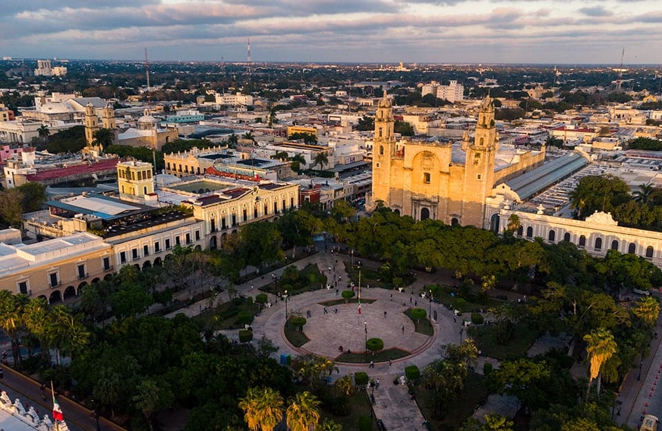La città di Mérida, capitale dello Yucatán, in Messico, vista dall'alto, con in primo piano la Plaza Grande e la Cattedrale