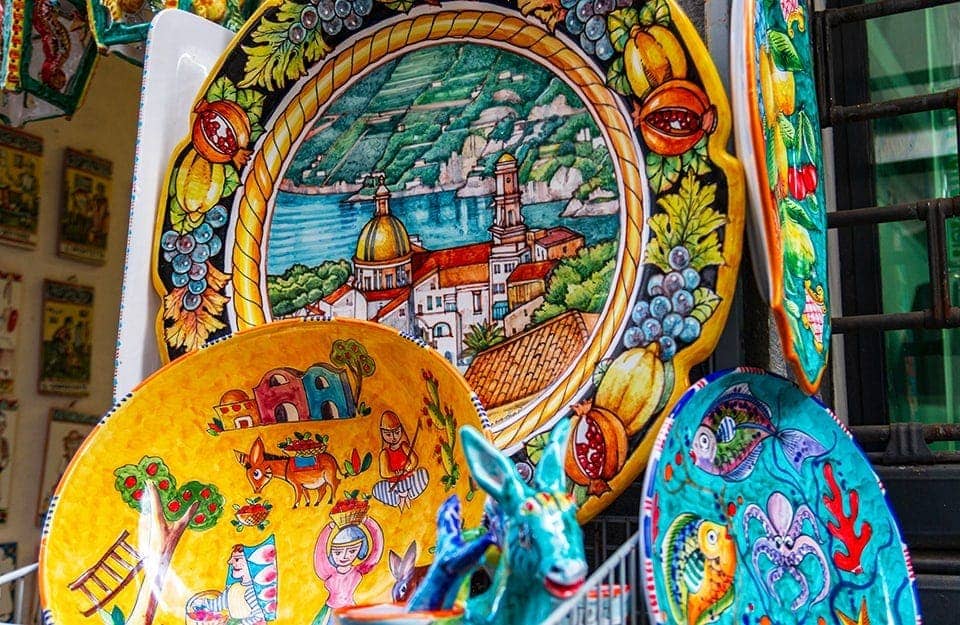 Dei variopinti piatti in ceramica tipici di Vietri sul Mari, fotografati in una delle molte botteghe artigiane della cittadina sulla Costiera amalfitana