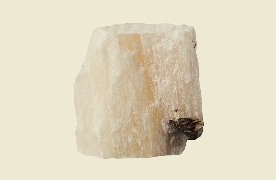 Il frammento di una roccia di alabastro
