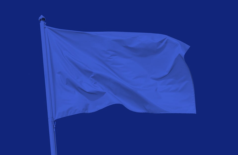 Una bandiera monocromatica color azzurro Savoia su sfondo blu