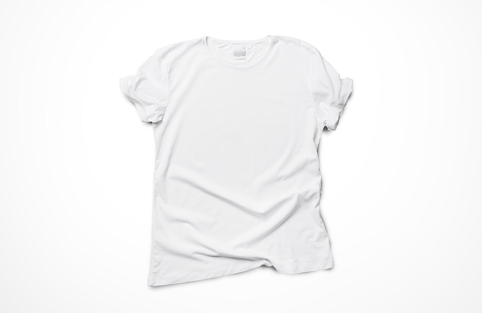 Una t-shirt bianca su sfondo bianco