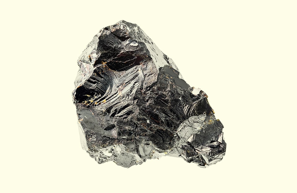 Un minerale di zinco su sfondo bianco