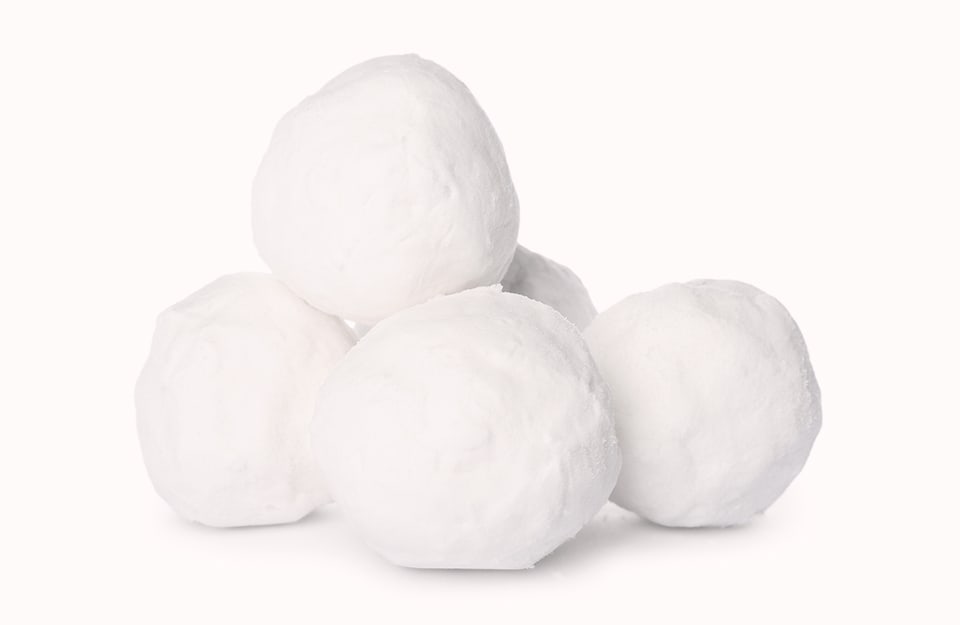 Delle palle di neve su sfondo bianco