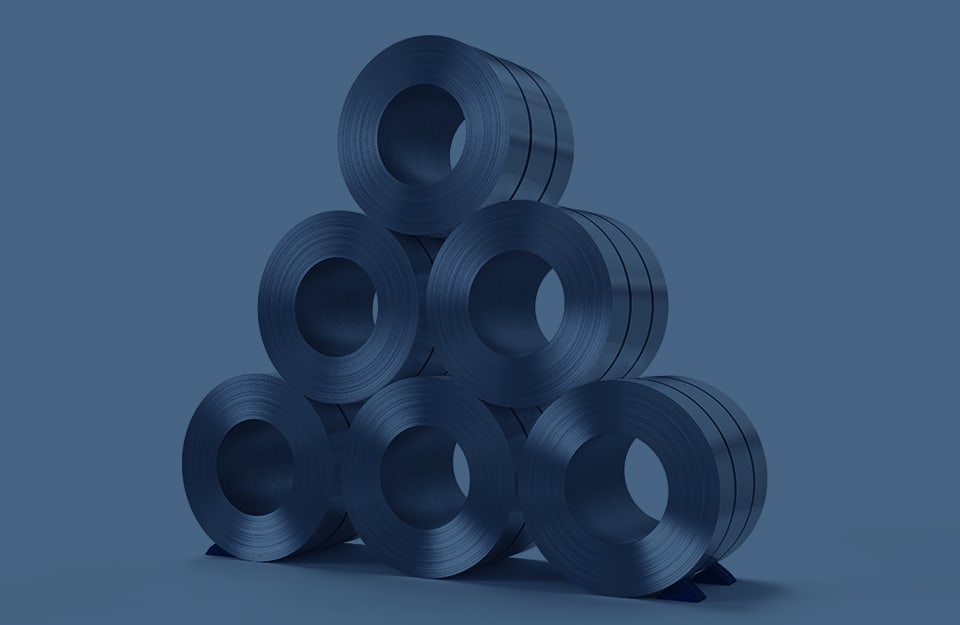 Una piramide di cilindri d'acciaio su sfondo blu
