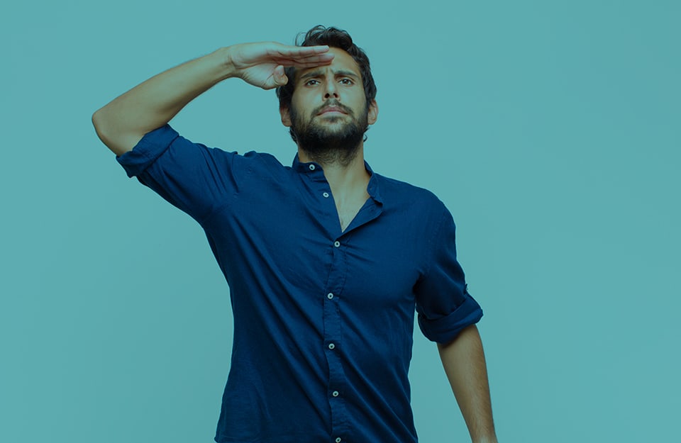 Un uomo con la camicia blu fa il saluto militare