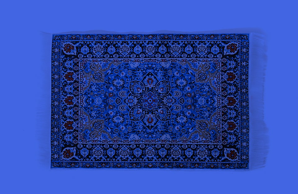 Un tappeto persiano blu su sfondo Blu di Persia