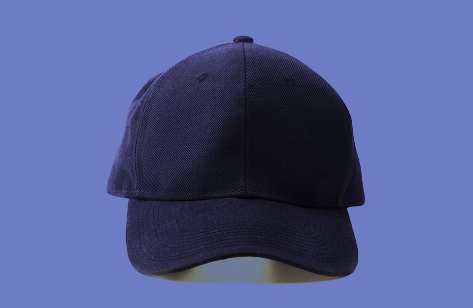 Un cappello da baseball color blu marino su sfondo blu