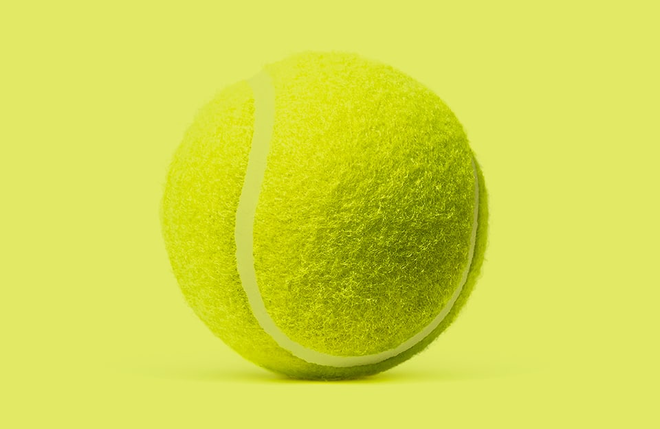 Una palla da tennis su sfondo color chartreuse