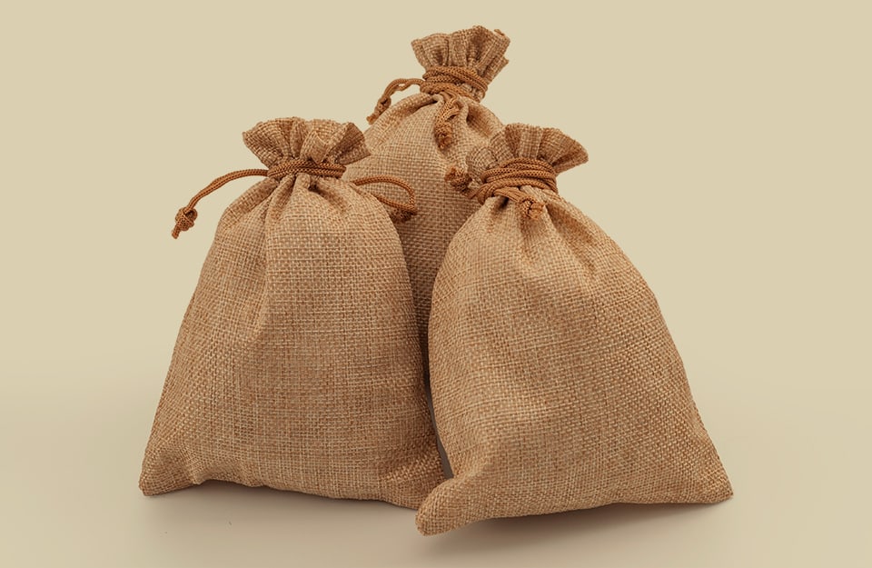 Tre sacchettini di lino grezzo, su sfondo color écru