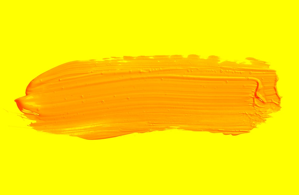 Una pennellata gialla su sfondo giallo