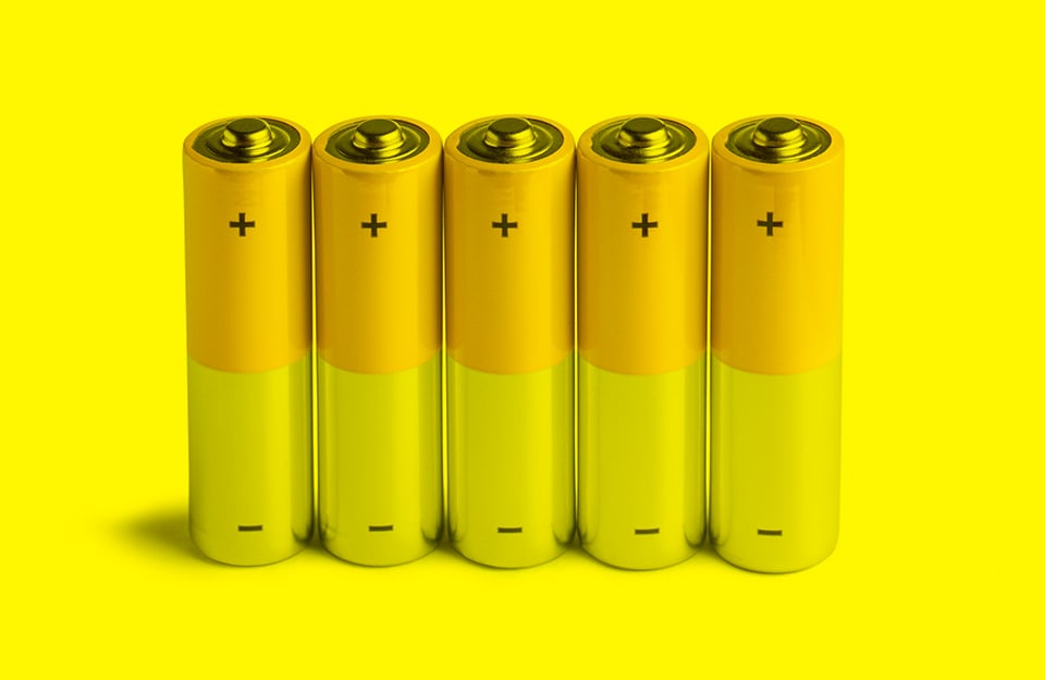 5 batterie ricaricabili al nichel-cadmio su sfondo giallo