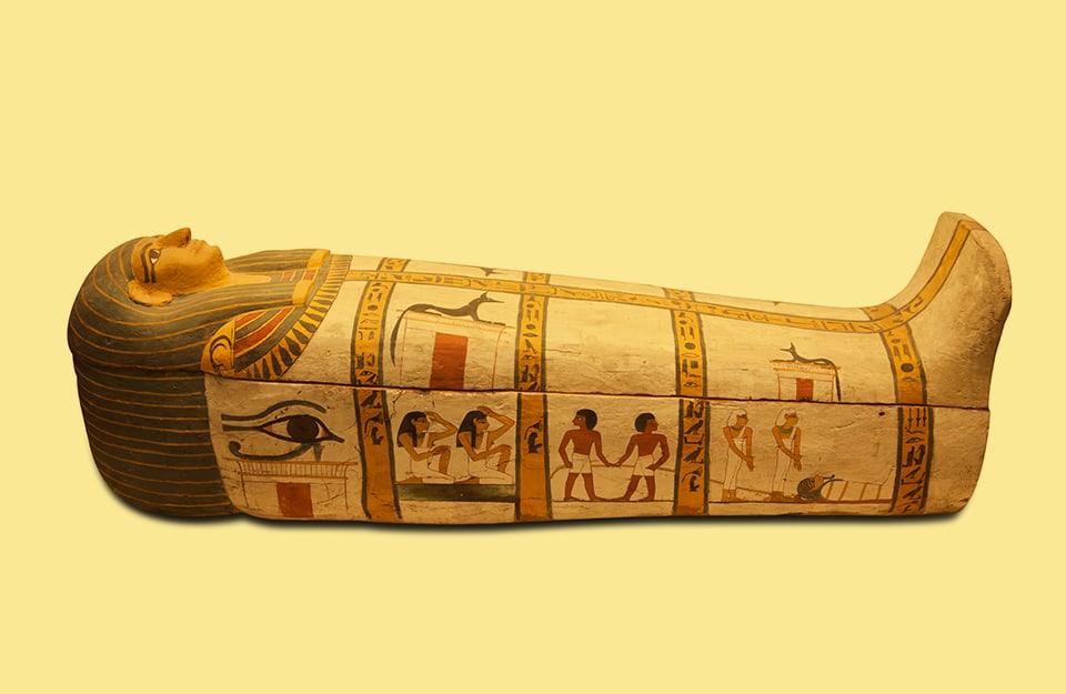 Un sarcofago dell'antico Egitto, decorato con geroglifici, su sfondo giallo Napoli