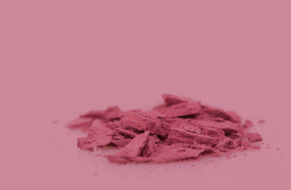 Dell'ombretto color incarnato prugna, su sfondo rosa