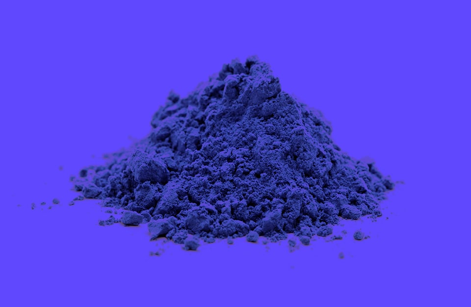 Una montagnetta di polvere di pigmento indaco su sfondo indaco