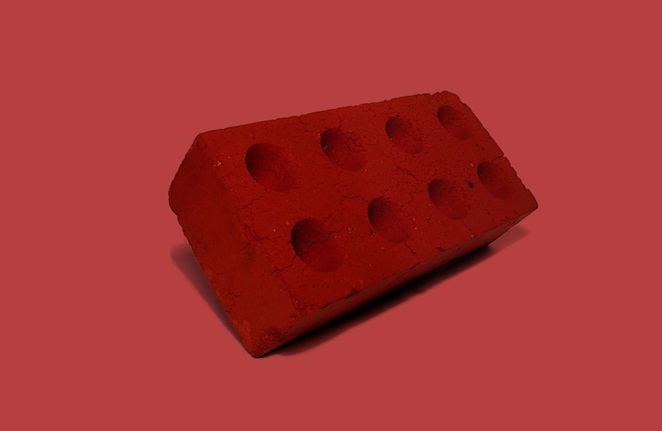 Un mattone su sfondo rosso mattone