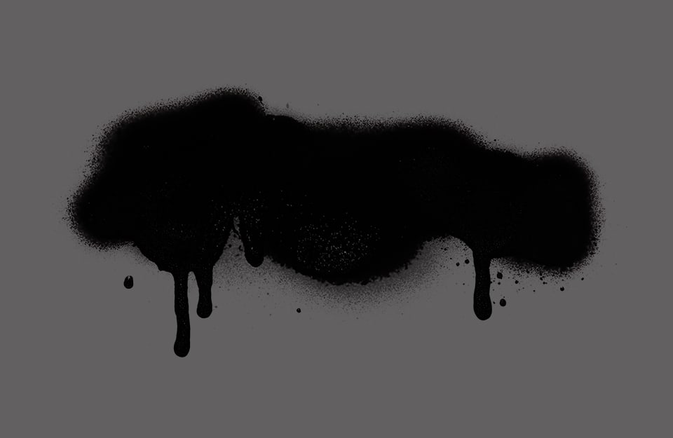 Una macchia di vernice nera spray che sgocciola su uno sfondo grigio