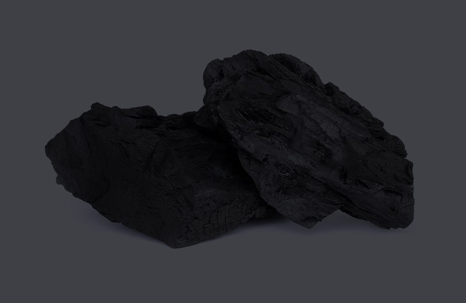 Delle pietre di carbon fossile su sfondo grigio scuro