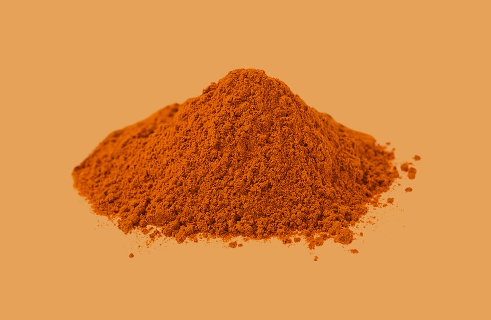 Una montagnette di polvere di pigmento ocra, su sfondo ocra