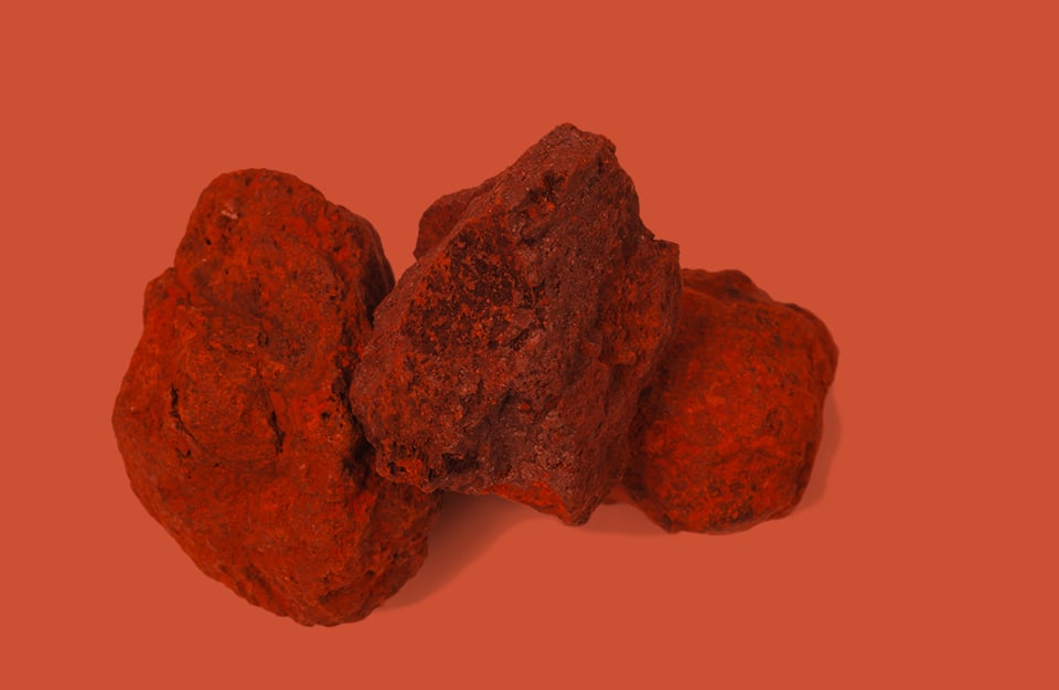Dei minerali di ematite su sfondo rosso-arancio