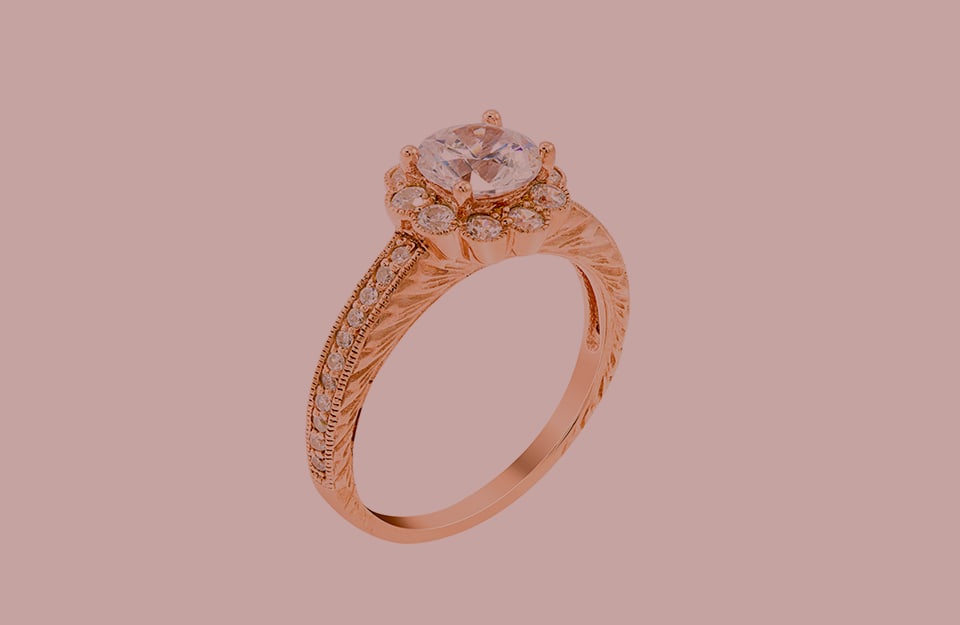 Un anello di oro rosa con brillante su sfondo monocromatico rosato
