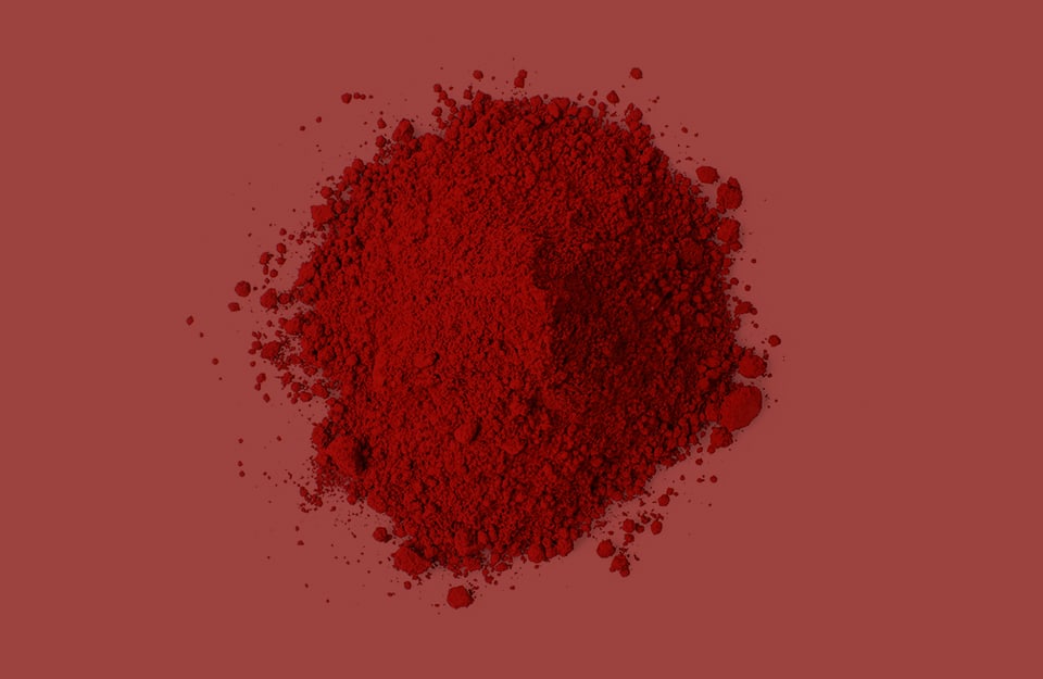 Polvere rosso carminio su sfondo rosso scuro