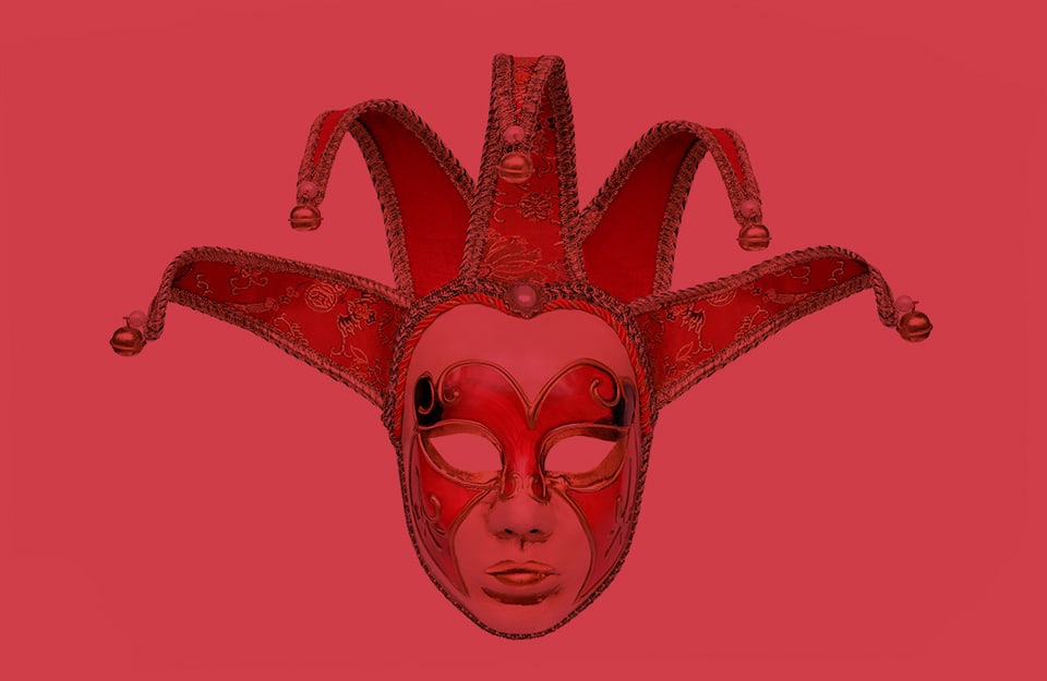Una maschera del carnevale veneziano su sfondo rosso