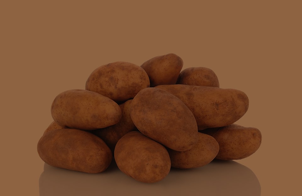 Delle patate su sfondo color russet