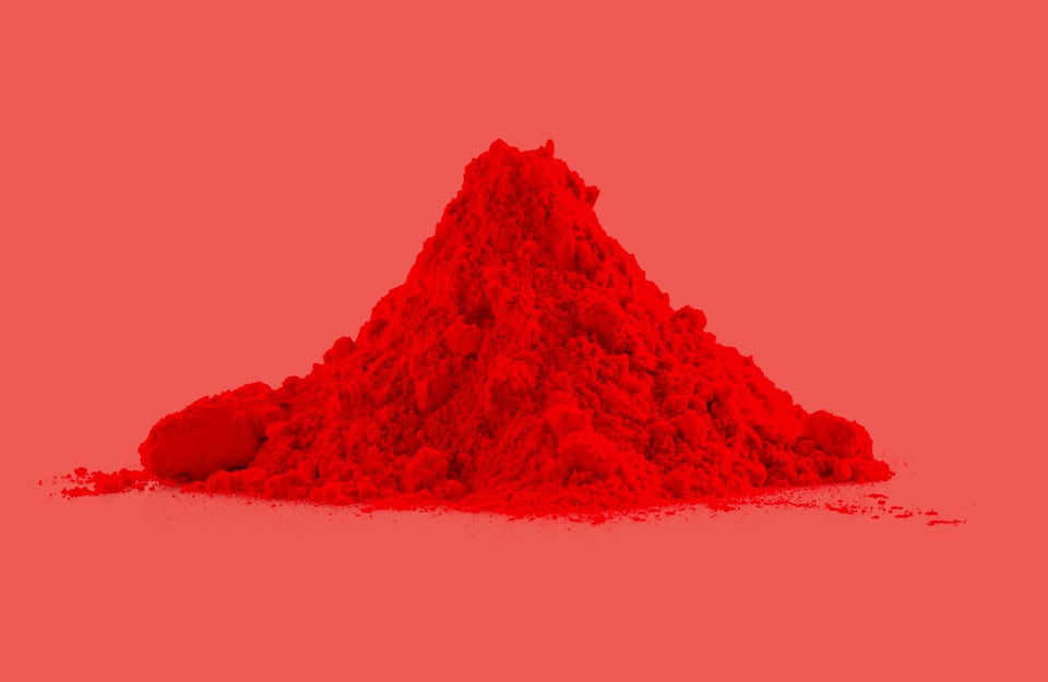 Un mucchio di polvere rossa su sfondo rosso