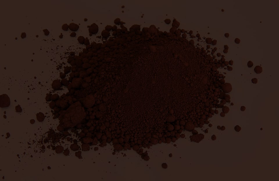Un mucchio di pigmento di terra di Cassel su sfondo bruno