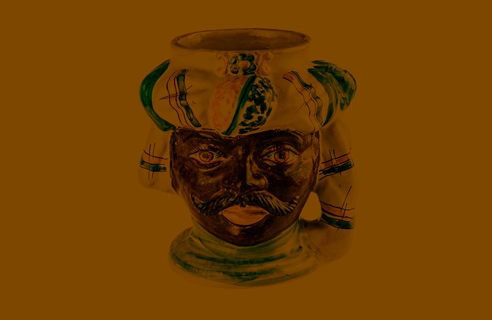 Vaso tradizionale con testa di moro, su sfondo marrone