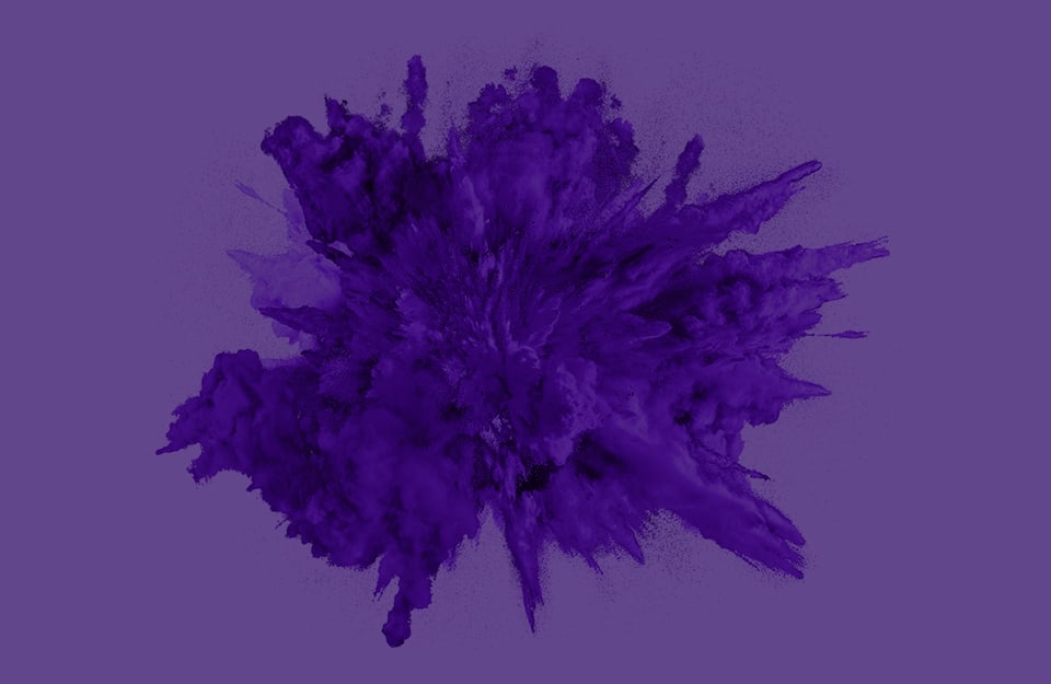 Una nuvola esplosiva viola su sfondo color Ultra Violet