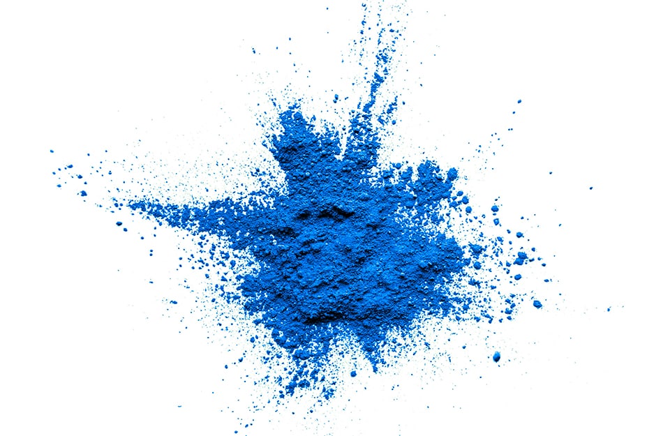 Del pigmento in polvere blu su sfondo bianco