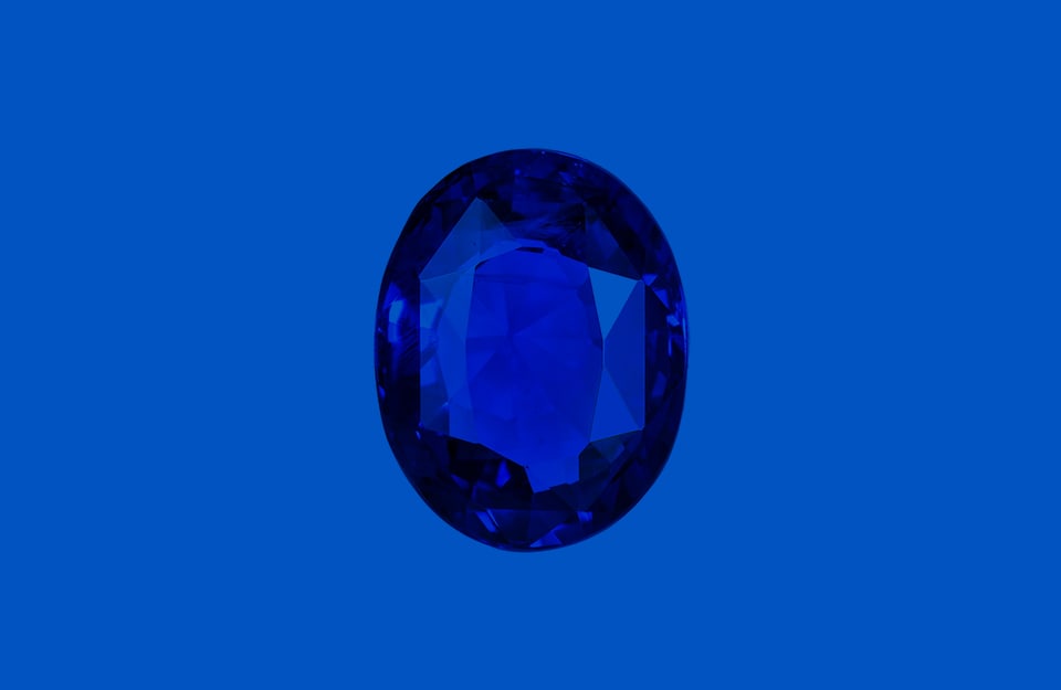 Una gemma di zaffiro su sfondo blu
