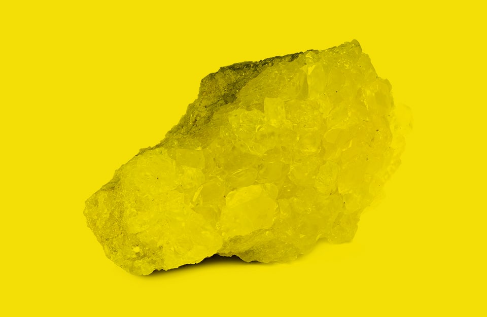 Dei cristalli di zolfo su sfondo giallo