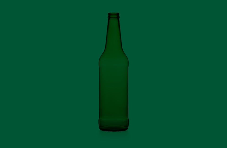 Una bottiglia di vetro vuota, su sfondo verde