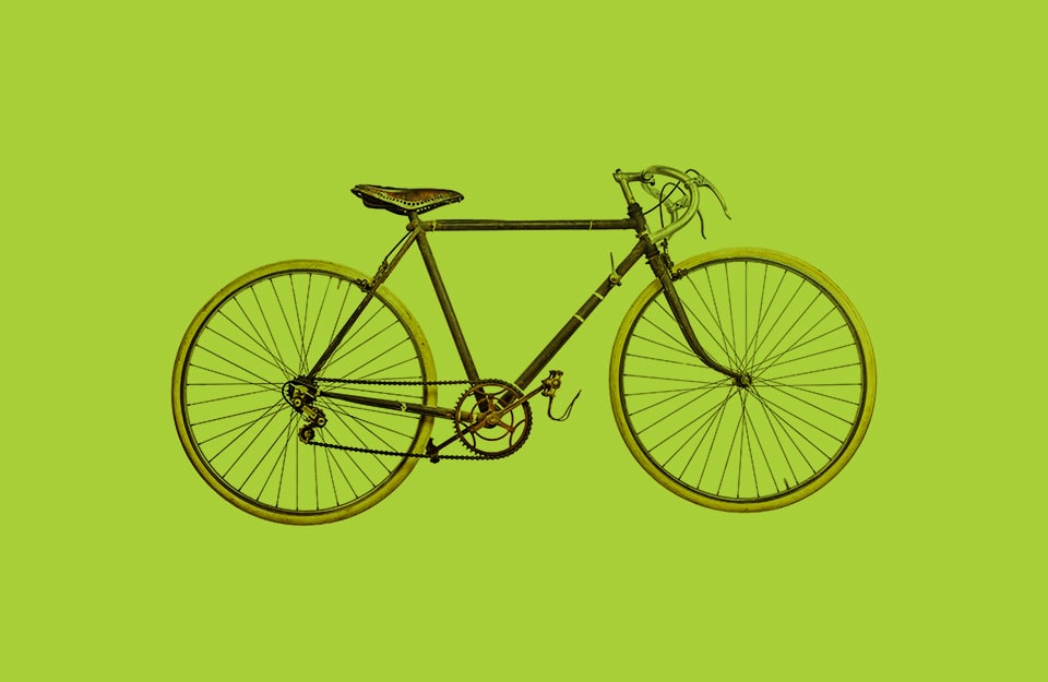 Una bicicletta da corsa su sfondo verde