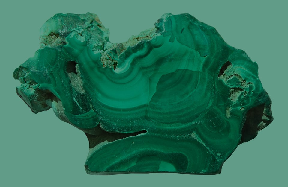 Una roccia di malachite su sfondo verde