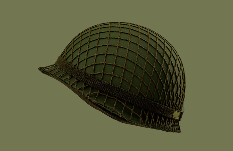 Un elmetto militare su sfondo verde militare