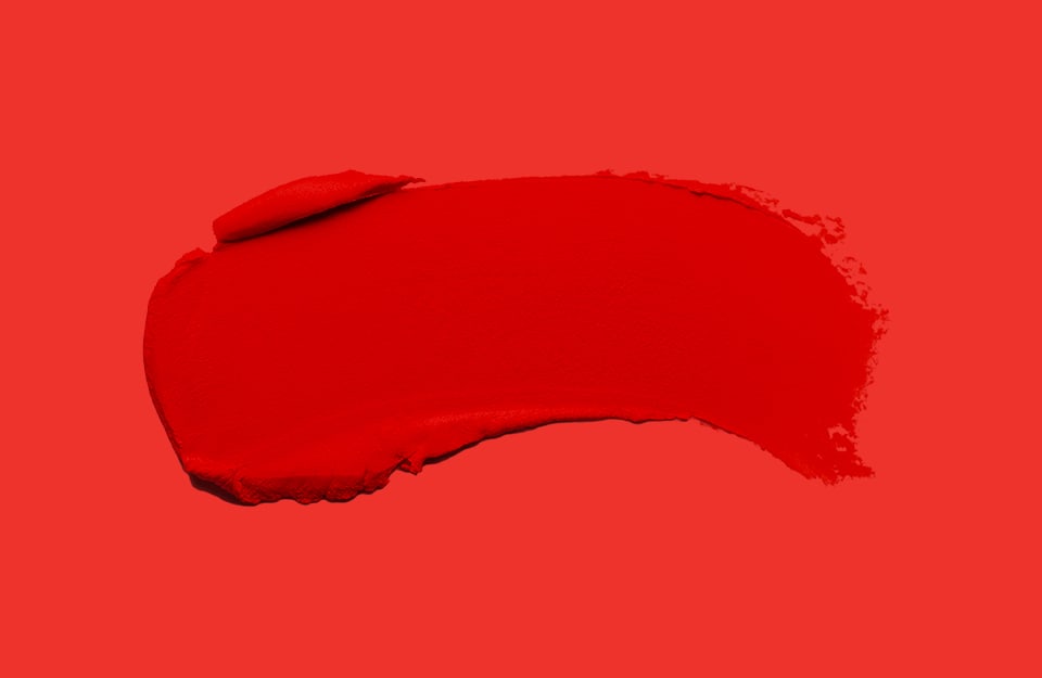 Una pennellata di vernice rossa su sfondo rosso