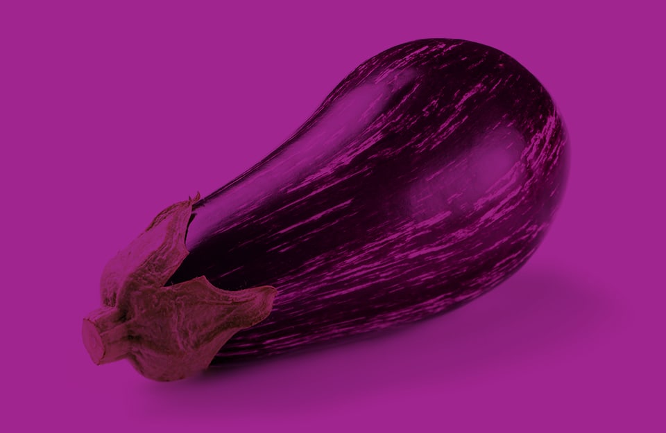 Una melanzana su sfondo color viola melanzana
