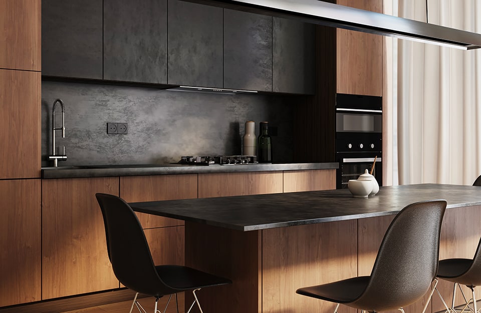 Vista angolata di una cucina bicolore moderna sui toni del legno naturale e del nero, con mobili, tavolo da pranzo e sedie