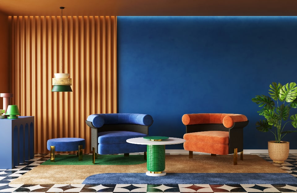 Salotto arredato in stile Memphis, con elementi di molti colori (blu, rosso, verde, giallo, bianco e nero) tra lampada orientale, poltrone, tavolino da caffè e mobile