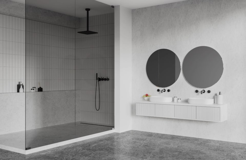 Gran cabina de ducha abierta en un cuarto de baño minimalista en tonos grises;