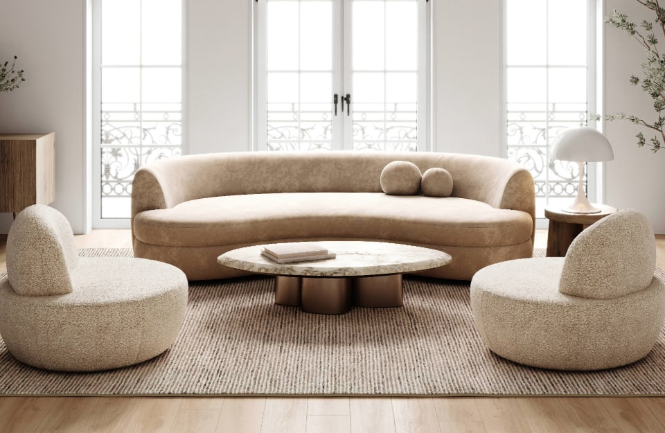 Un salón esencial de estilo moderno, todo en tonos blancos y crema, con muebles de líneas curvas;