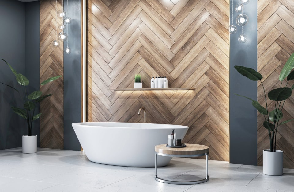 Amplio cuarto de baño con bañera minimalista blanca y paredes de madera en espiga