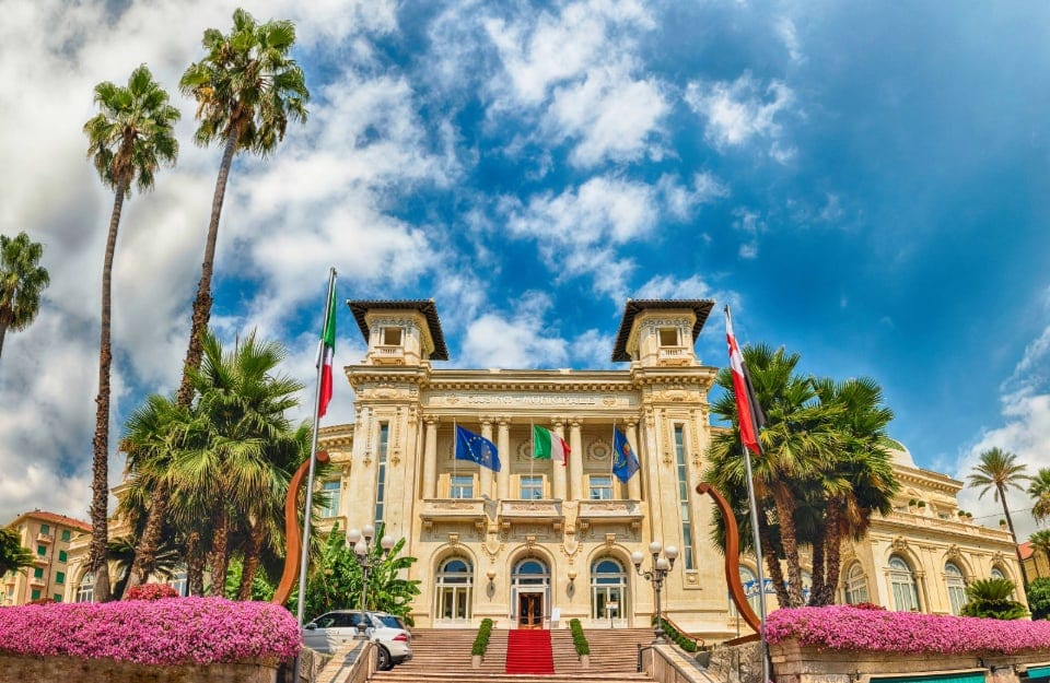 La facciata del casinò di Sanremo, con palme e fiori