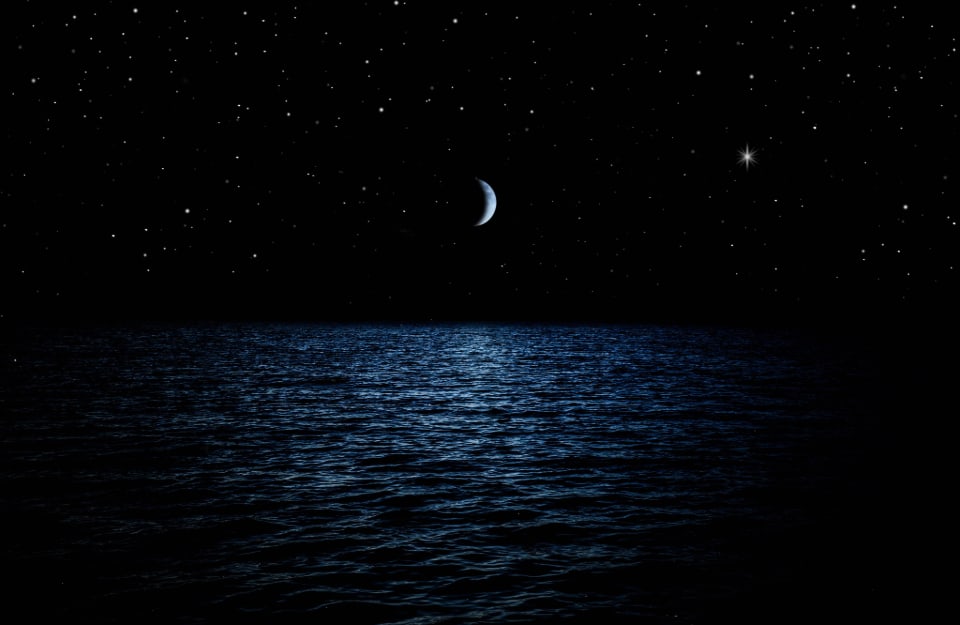 La falce di Luna, di notte, sul mare